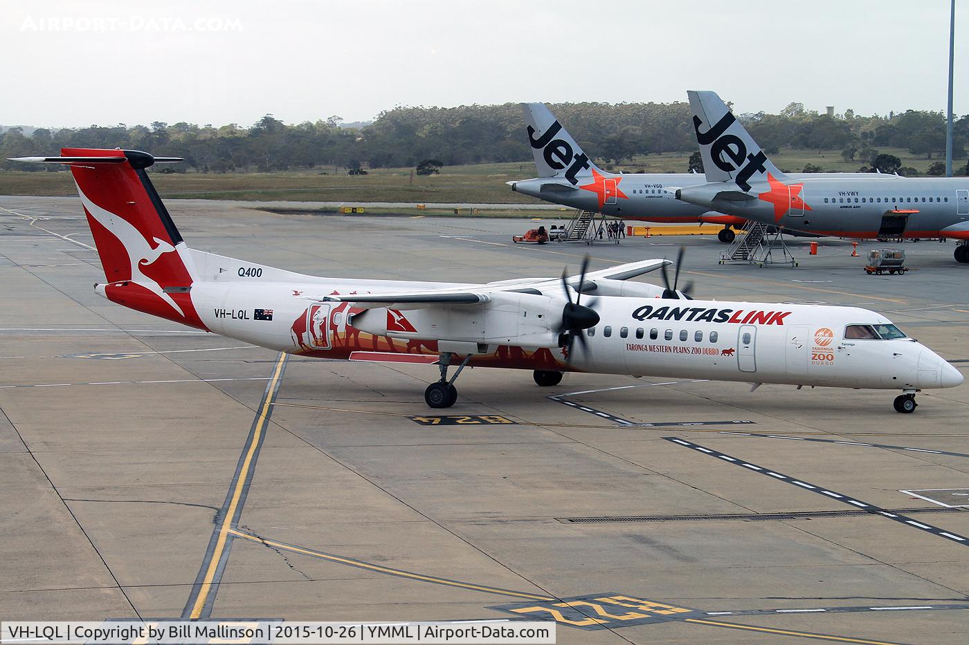 VH-LQL, 2013 Bombardier DHC-8-402 Dash 8 C/N 4449, taxiing to gate