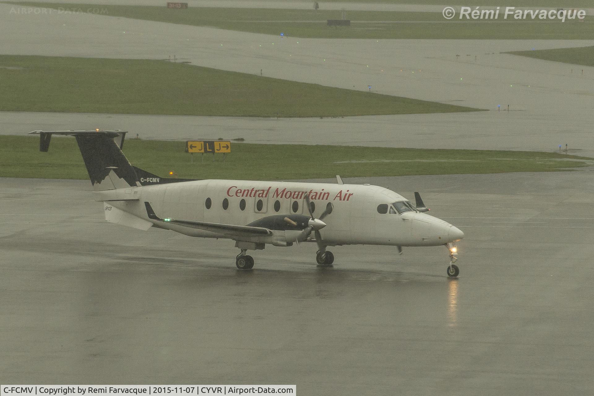C-FCMV, 1997 Beech 1900D C/N UE-272, Taxiing for takeoff.