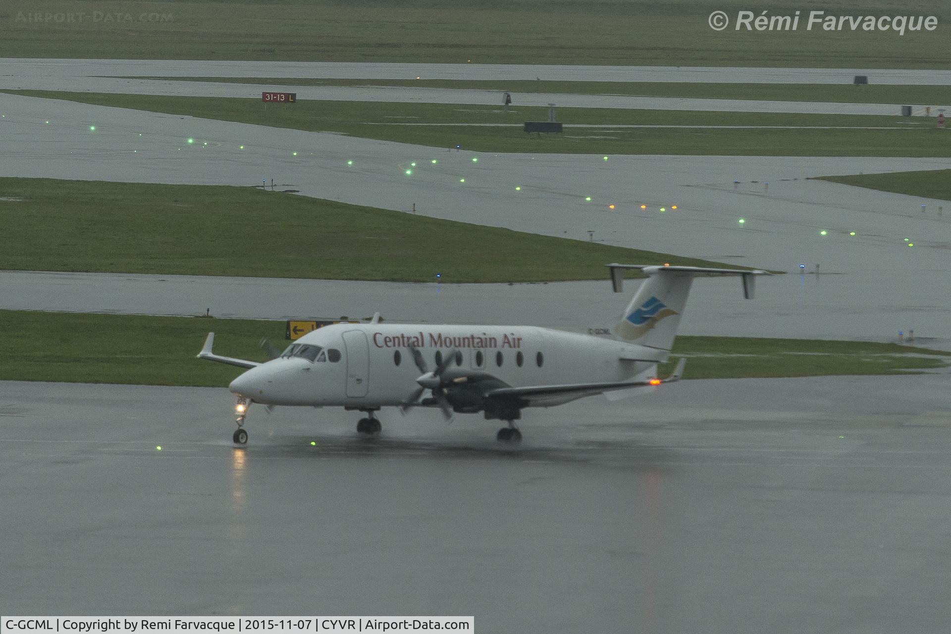 C-GCML, 1996 Beech 1900D C/N UE-243, Taxiing to terminal