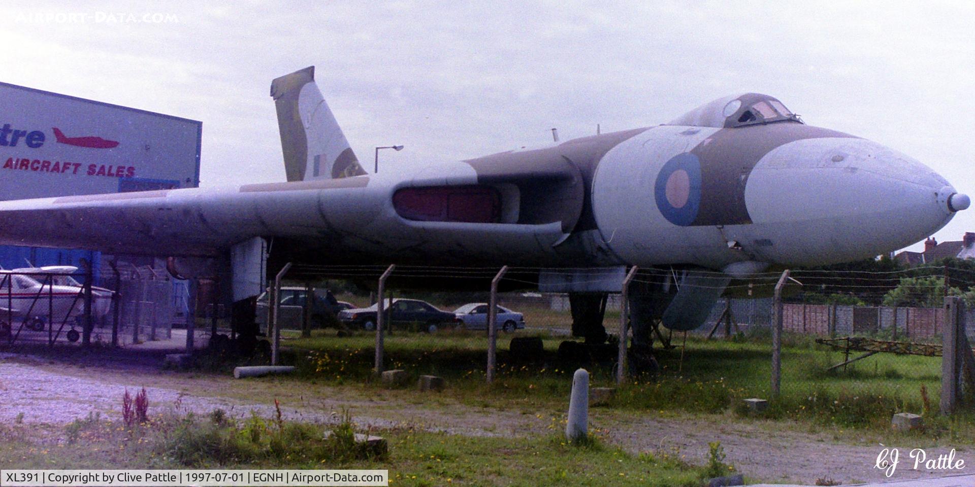 XL391, 1962 Avro Vulcan B.2 C/N Set 41, On display in a neglected state at Blackpool airport EGNH - in January 2006 it was scrapped on site.