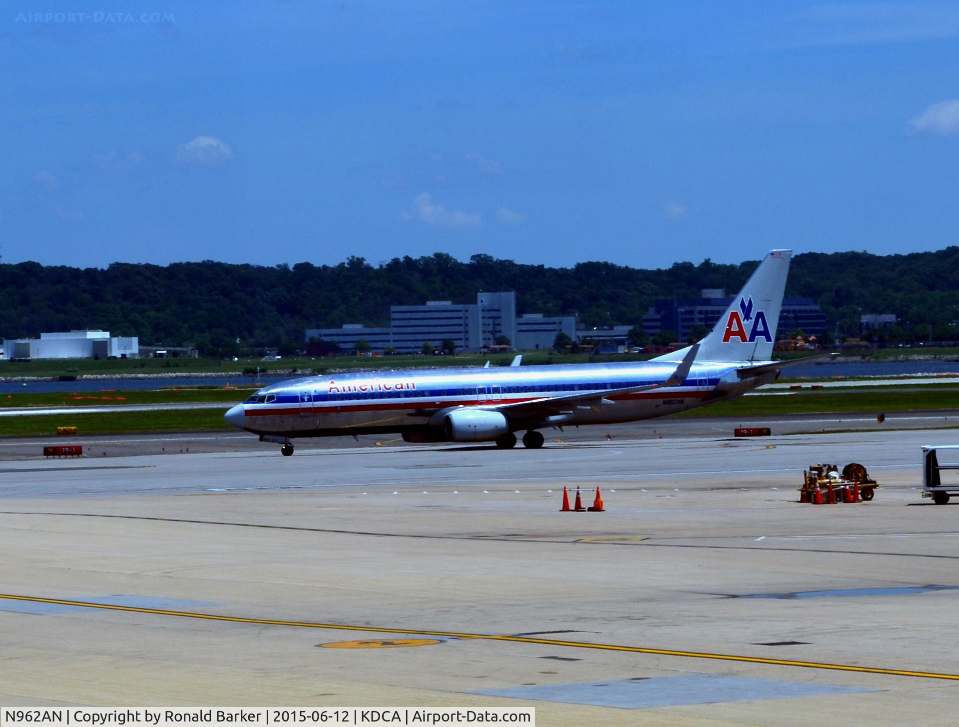 N962AN, 2001 Boeing 737-823 C/N 30858, Taxi National