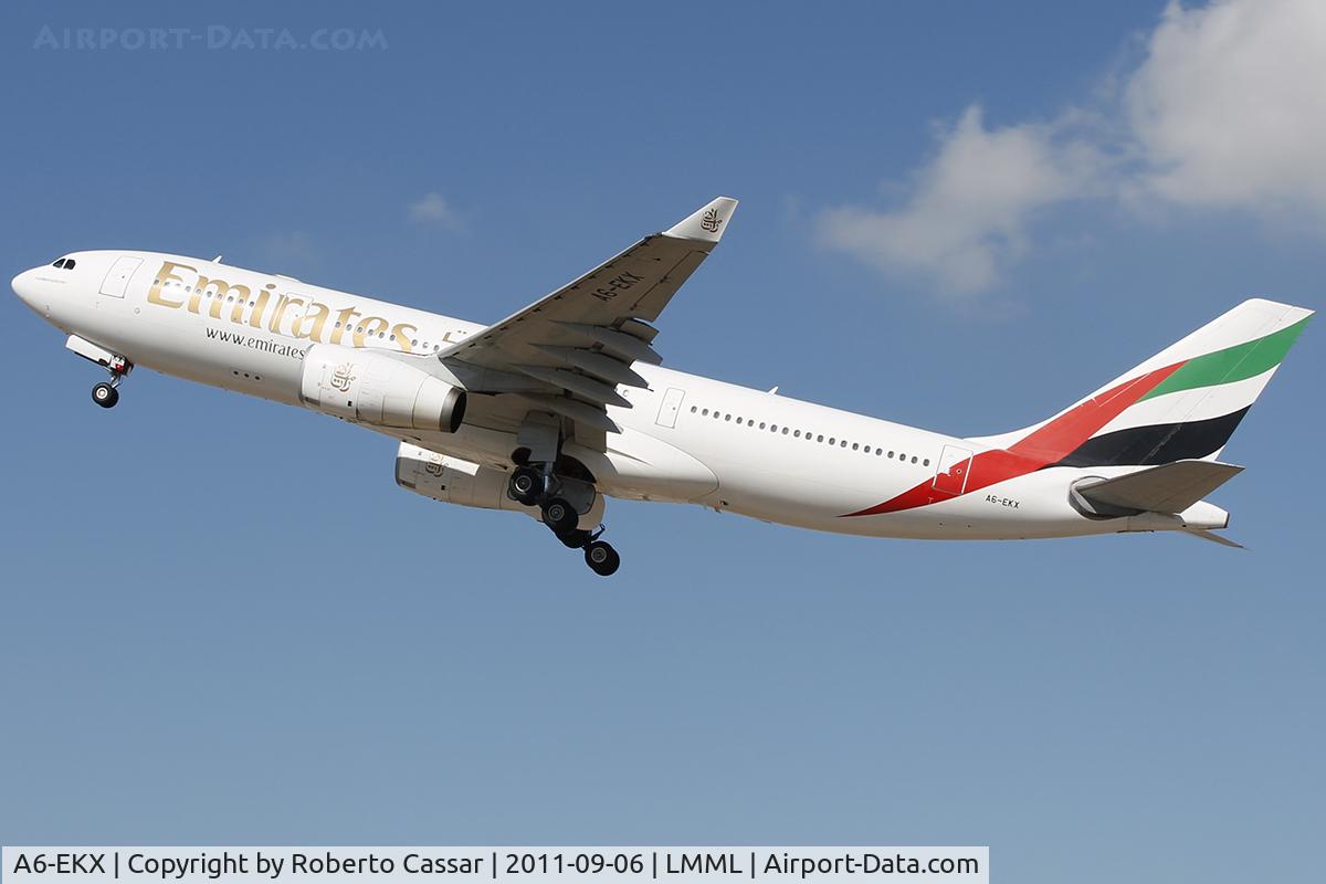 A6-EKX, 2000 Airbus A330-243 C/N 326, Runway 31