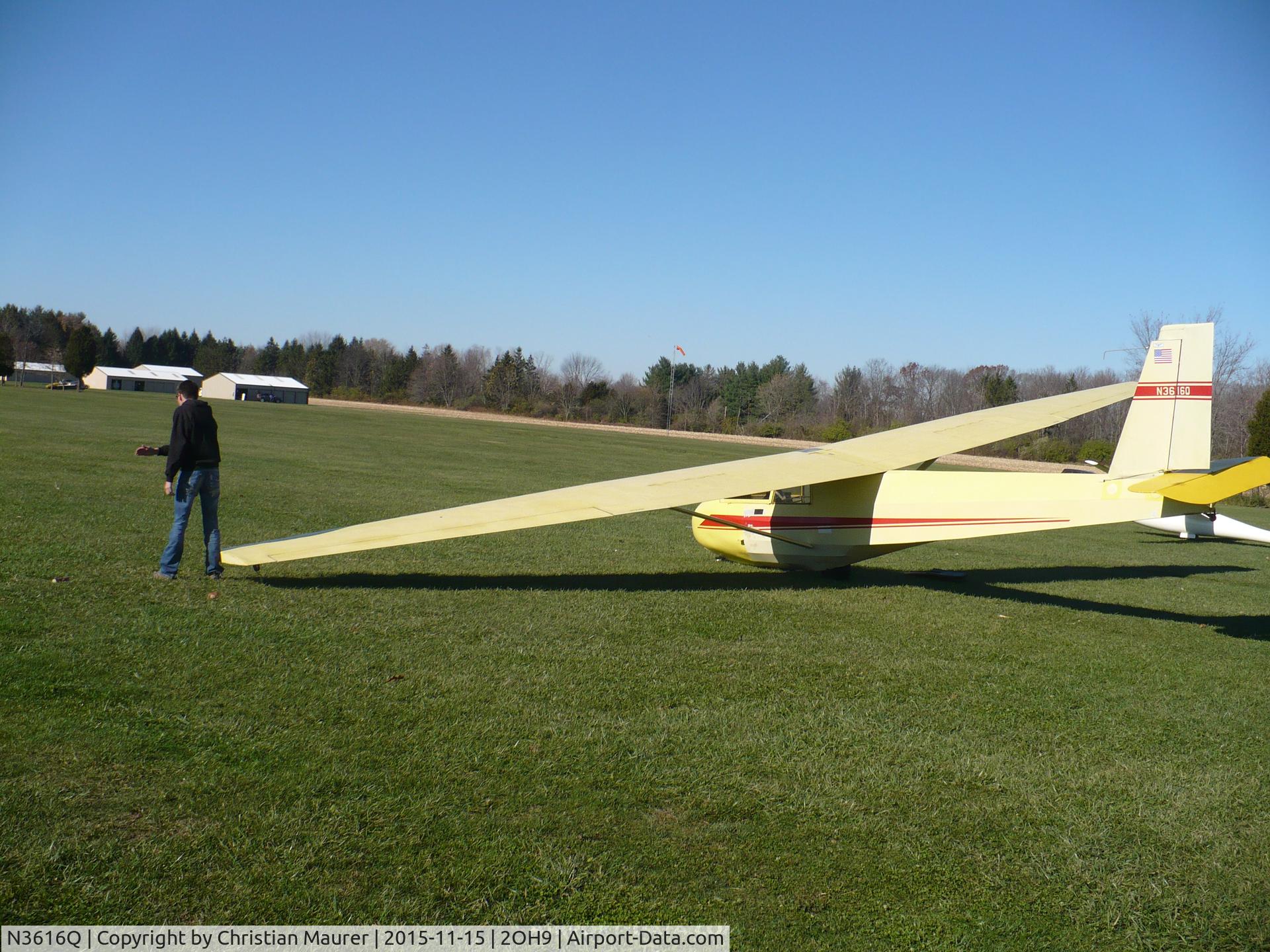 N3616Q, 1981 Schweizer SGS 2-33A C/N 567, SGS 2-33A Prepairing for a Flight