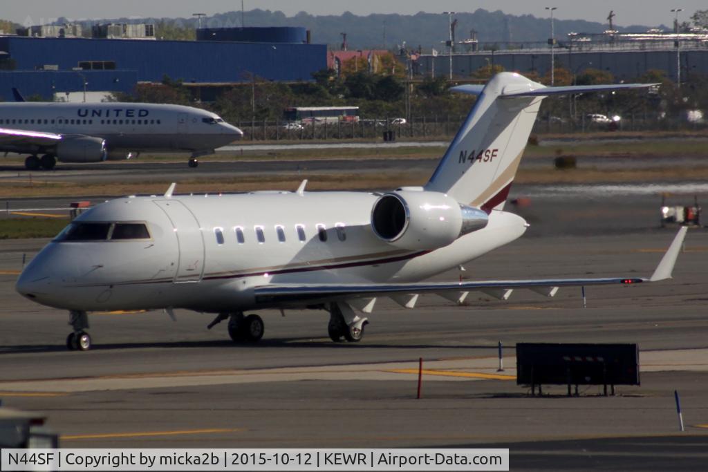 N44SF, 2004 Bombardier Challenger 604 (CL-600-2B16) C/N 5601, Taxiing