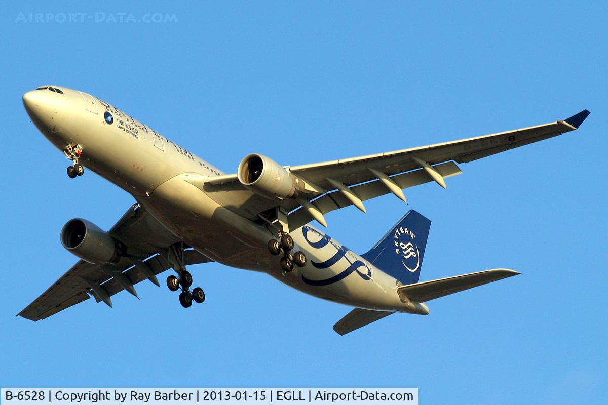B-6528, 2010 Airbus A330-223 C/N 1202, Airbus A330-223 [1202] (China Southern Airlines) Home~G 15/01/2013. On approach 27R. Skyteam colours.