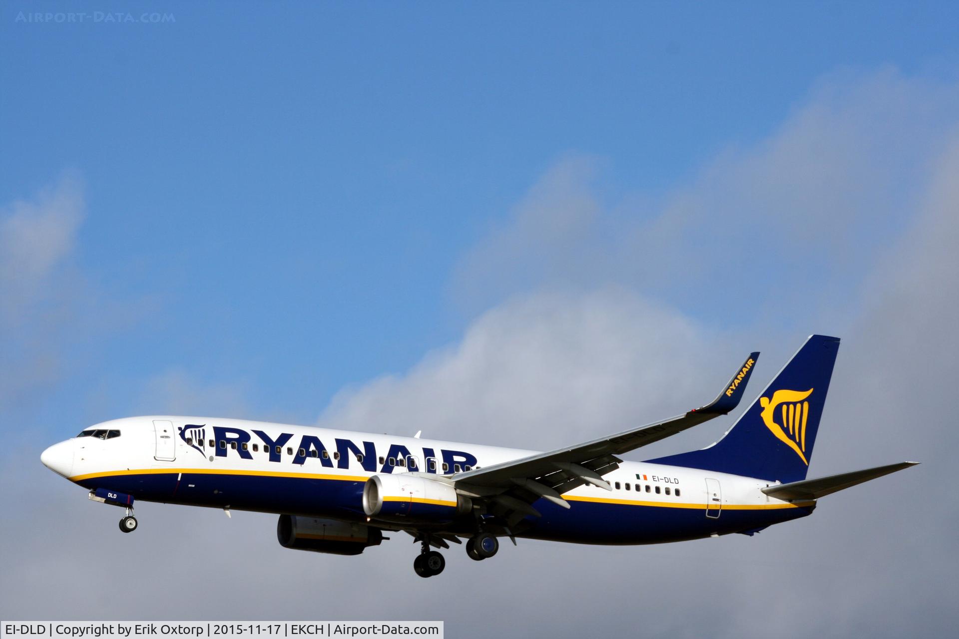 EI-DLD, 2005 Boeing 737-8AS C/N 33825, EI-DLD landing on rw 22L