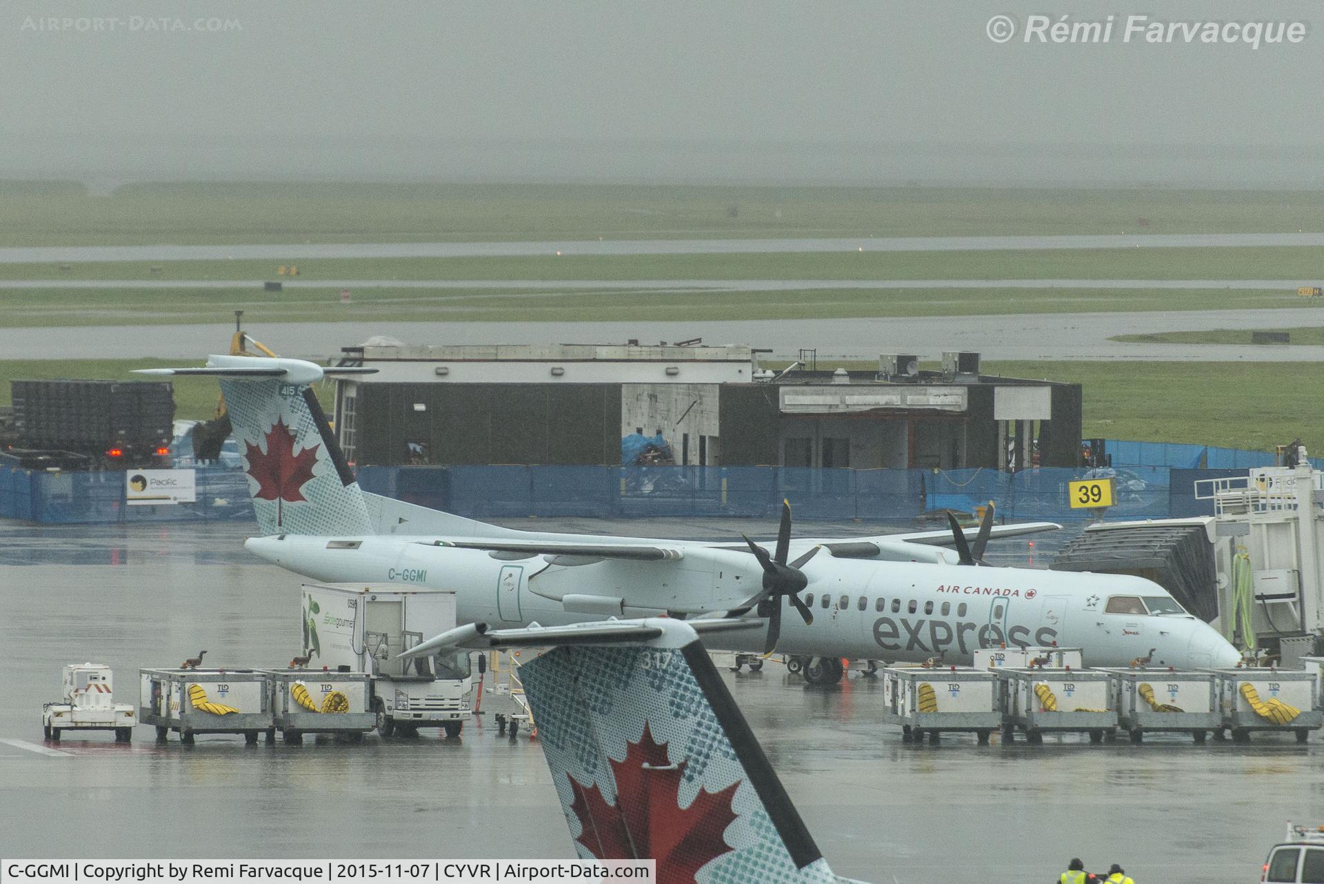C-GGMI, 2012 De Havilland Canada DHC-8-402Q Dash 8 C/N 4413, Loading at gate, C wing