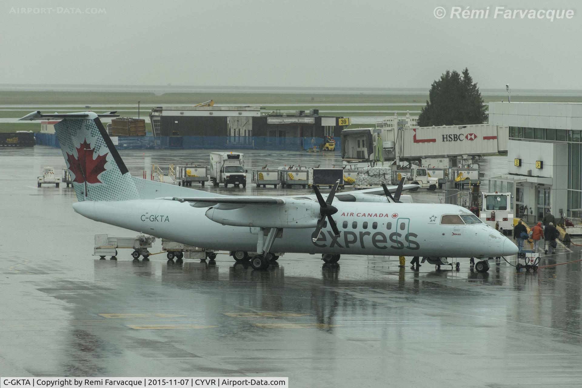 C-GKTA, 1989 De Havilland Canada DHC-8-301 Dash 8 C/N 124, Unloading at C-wing