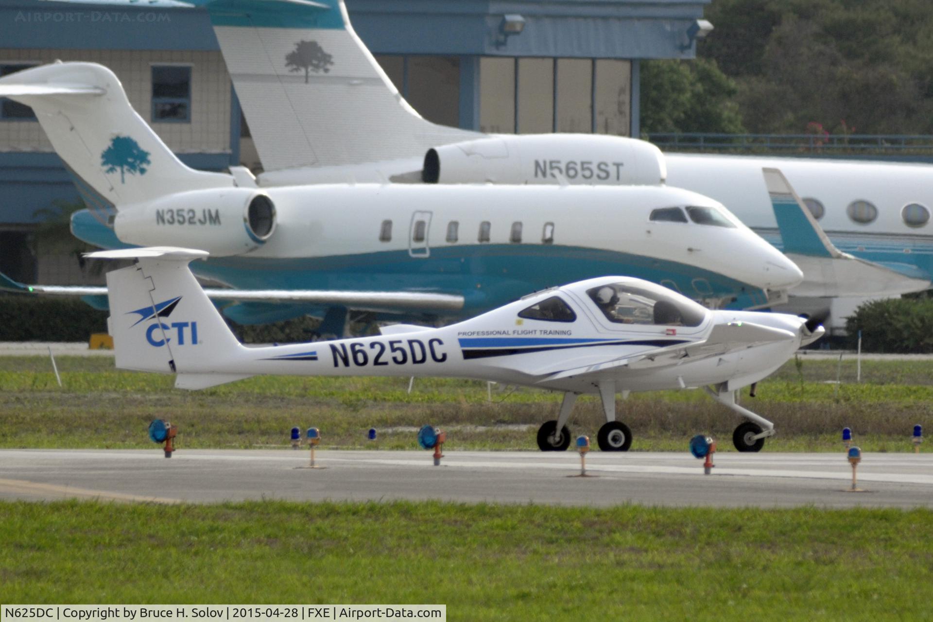 N625DC, 2014 Diamond DA-20C-1 Eclipse C/N C0655, Taxiing to runway 9.