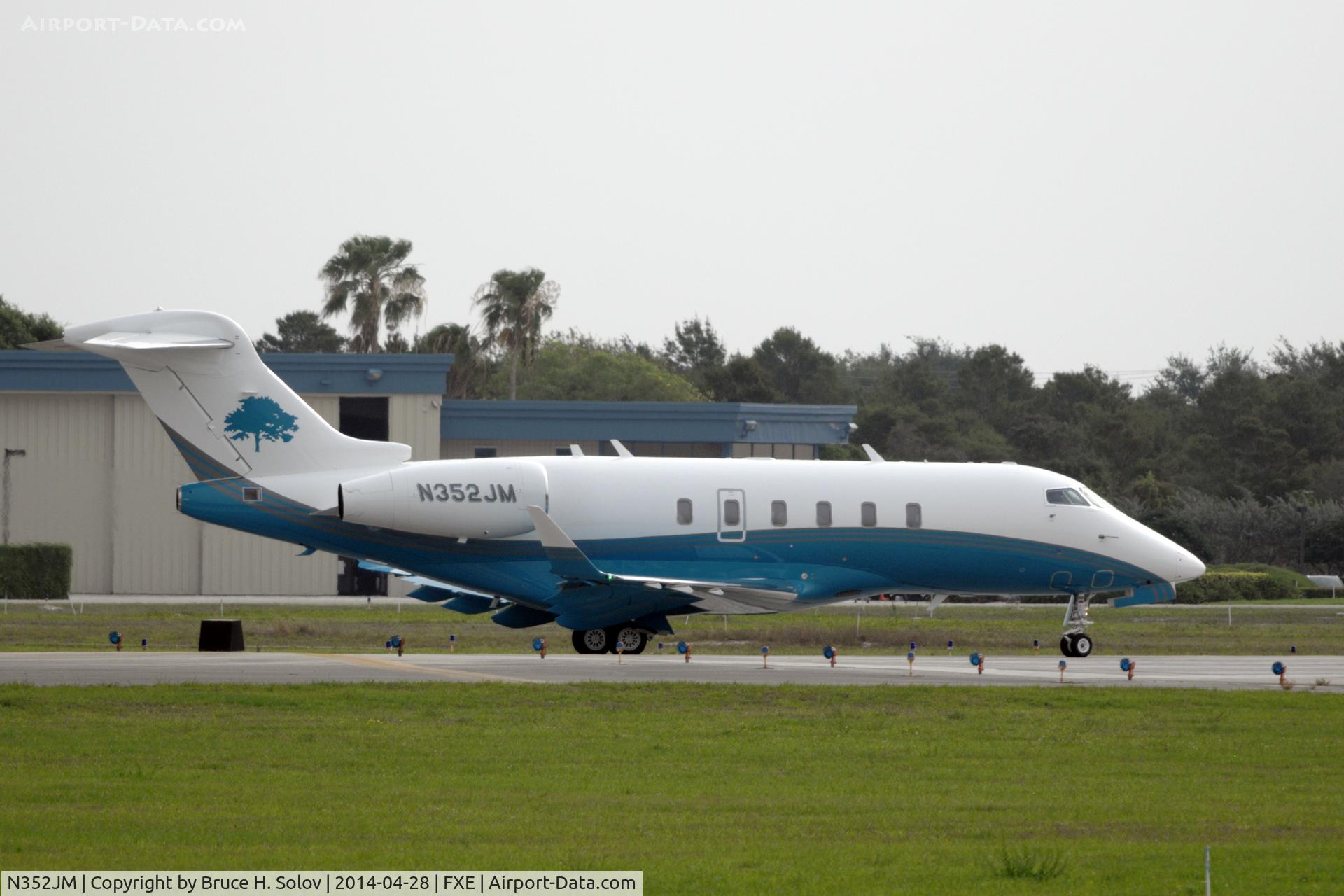 N352JM, 2014 Bombardier Challenger 350 (BD-100-1A10) C/N 20522, Taxiing for departure