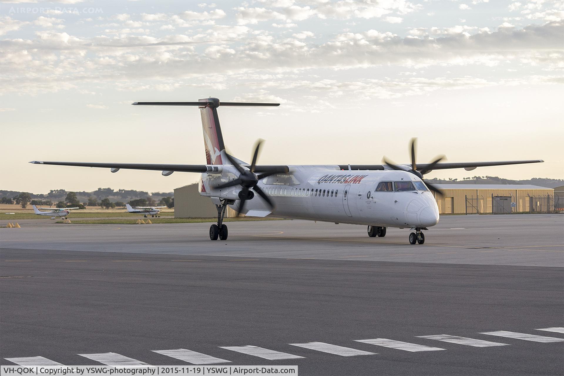 VH-QOK, 2008 Bombardier DHC-8-402 Dash 8 C/N 4215, QantasLink (VH-QOK) Bombardier DHC-8-402Q taxiing at Wagga Wagga Airport.