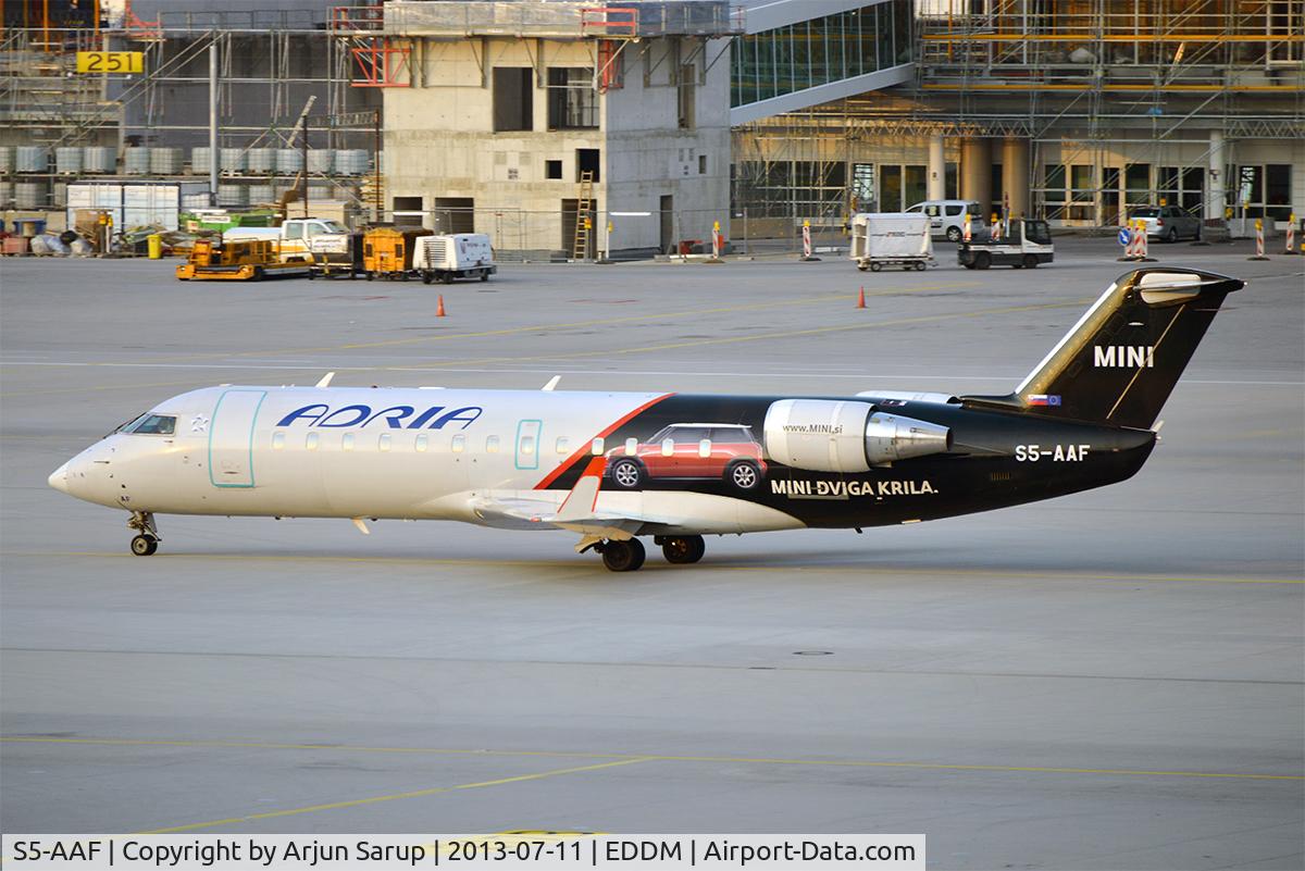 S5-AAF, 1998 Canadair CRJ-200LR (CL-600-2B19) C/N 7272, Taxiing past the terminal at Munich.