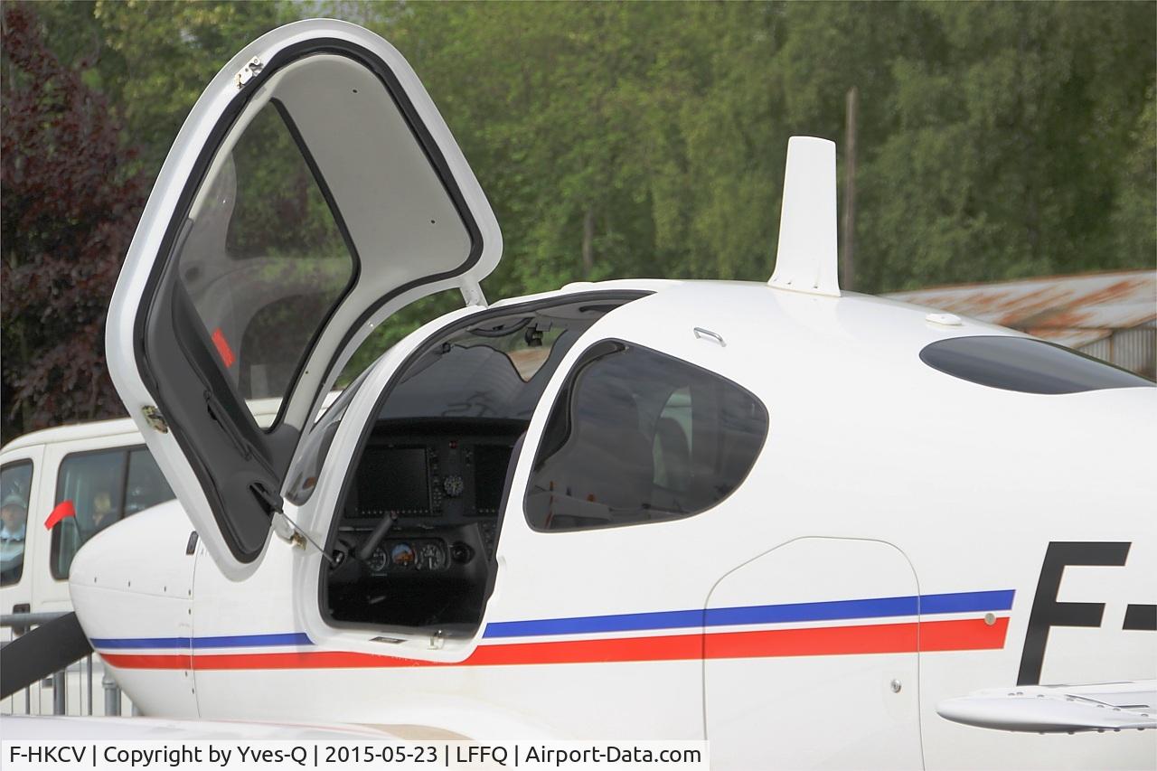 F-HKCV, 2012 Cirrus SR20 C/N 2214, Cirrus SR20, Close view of cockpit, La Ferté-Alais airfield (LFFQ) Air show 2015