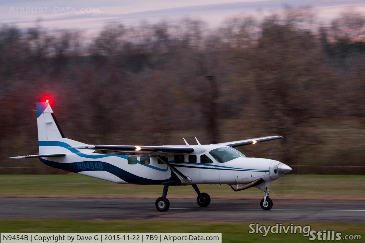 N9454B, 1988 Cessna 208B Grand Caravan C/N 208B0072, Rolling down the runway with a load of Skydivers.