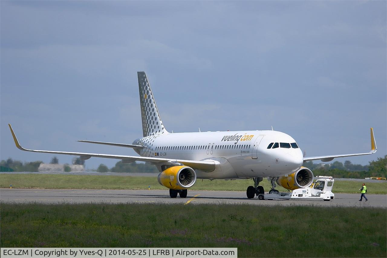 EC-LZM, 2013 Airbus A320-232 C/N 5877, Airbus A320-232, Push back, Brest-Bretagne airport (LFRB-BES)