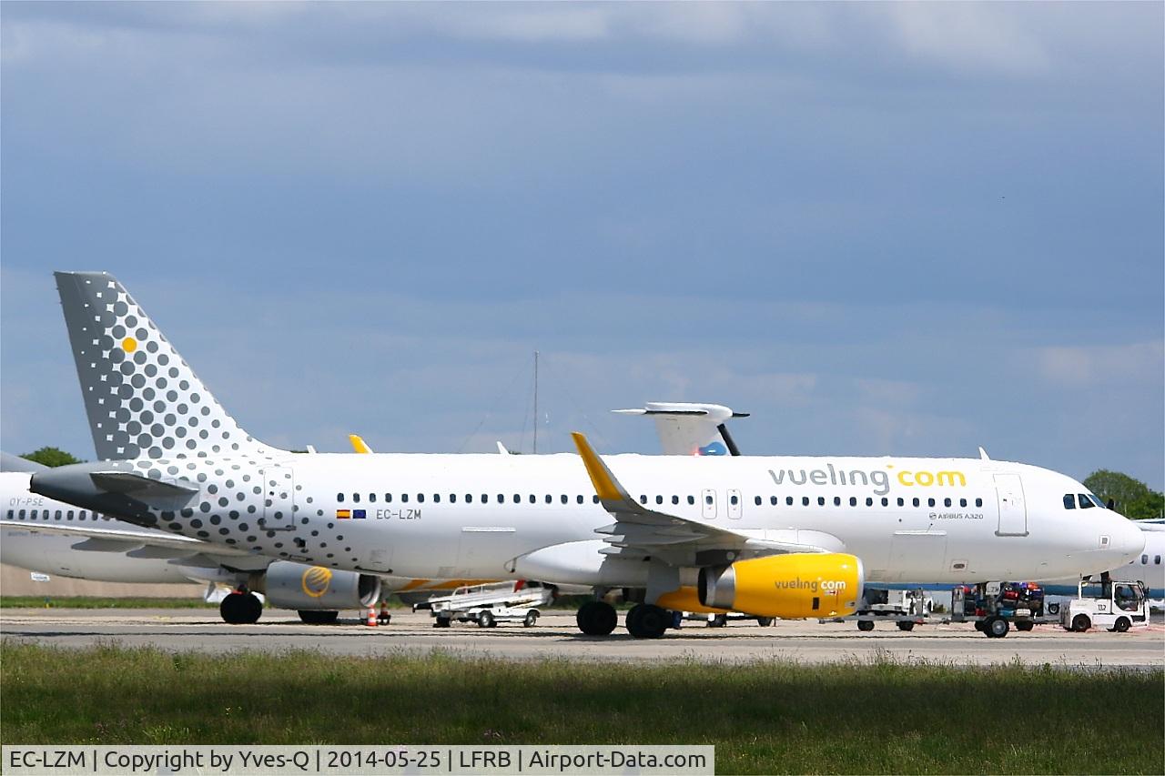 EC-LZM, 2013 Airbus A320-232 C/N 5877, Airbus A320-232, Boarding area, Brest-Bretagne airport (LFRB-BES)