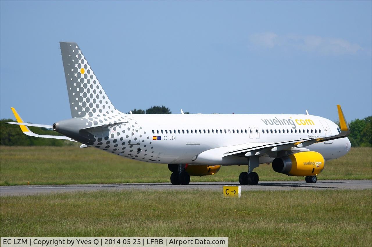 EC-LZM, 2013 Airbus A320-232 C/N 5877, Airbus A320-232, Taxiing to boarding area, Brest-Bretagne airport (LFRB-BES)