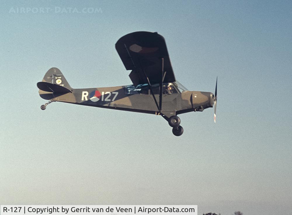 R-127, 1954 Piper L-21B Super Cub (PA-18-135) C/N 18-3817, Aircraft 54--2417 landing at Light Aircraft Strip Ermelo NL 1967. Wearing 299 SQ badge (Grasshopper) on tail