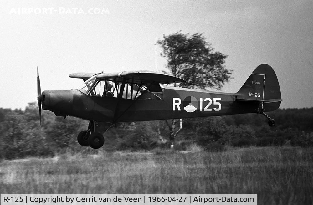R-125, 1954 Piper L-21B Super Cub (PA-18-135) C/N 18-3815, Aircraft 54-2415 landing Ermelo NL Light Aircraft Strip