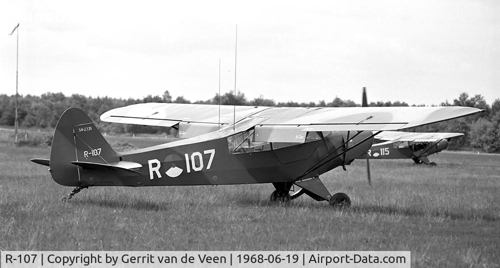 R-107, 1954 Piper L-21B Super Cub (PA-18-135) C/N 18-3535, Aircraft 54-2335 taxiing out at Ermelo NL LAS
