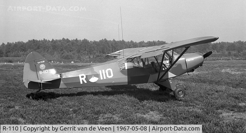 R-110, 1954 Piper L-21B Super Cub (PA-18-135) C/N 18-3538, aircraft 54-2338 on the Ermelo (NL) LAS, crew having lunch at the nearby barracks... GPLV badge on tail