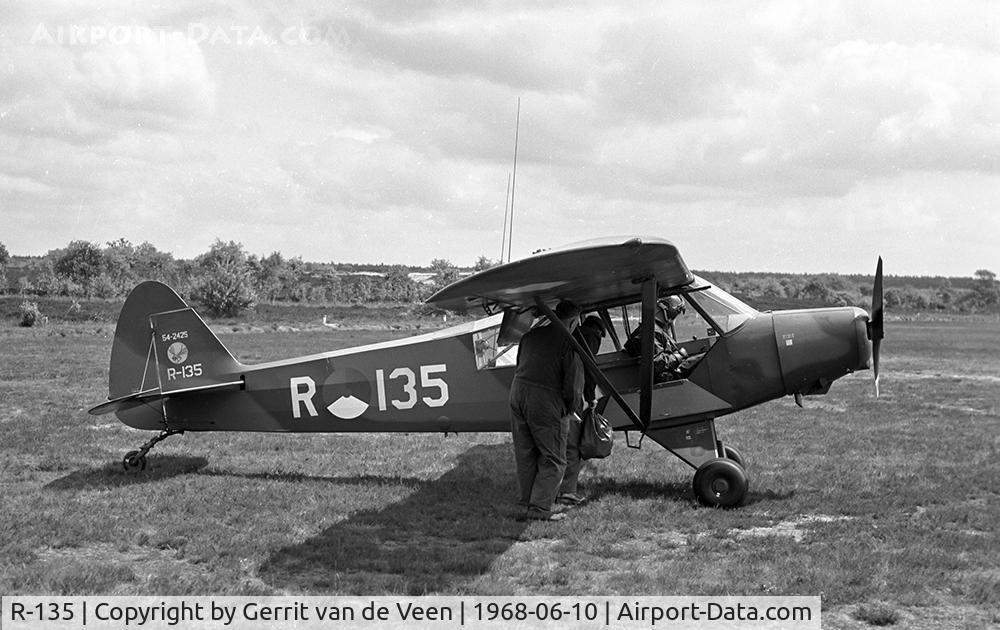 R-135, 1953 Piper L-21B Super Cub (PA-18-135) C/N 18-3825, this observer sitting in the backseat of the 54-2425 gets a helping hand Ermelo NL LAS 298Sq badge