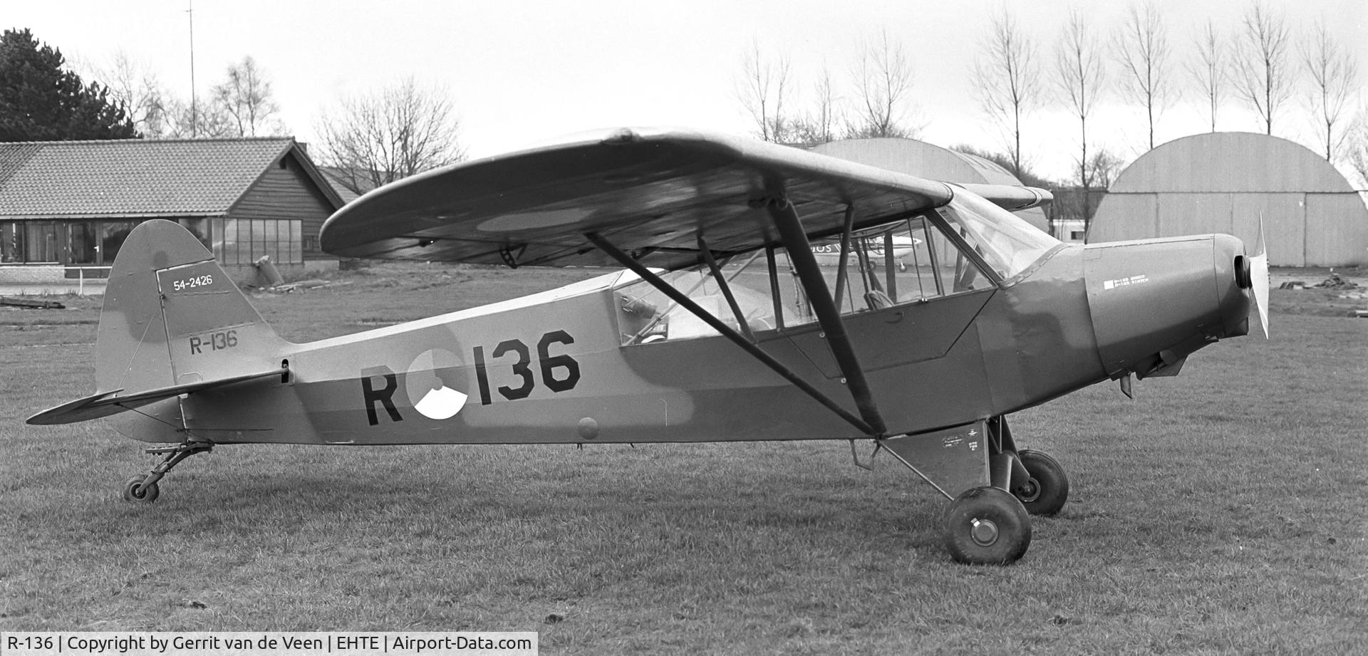 R-136, 1954 Piper L-21B-135 Super Cub (PA-18-135) C/N 18-3826, the 54-2426 with mixed black and white lettering at Teuge airfield 1975 used as glidertug