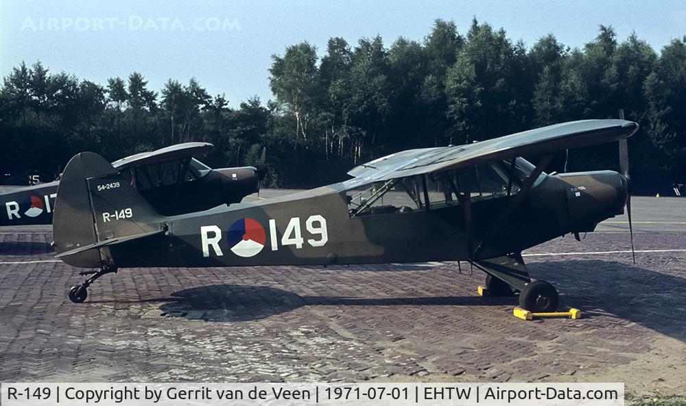 R-149, 1954 Piper L-21B Super Cub (PA-18-135) C/N 18-3839, the 54-2439 parked on the bricks together with the R-178. Registrations R-141 up to R-148 were not allocated to the RNLAF