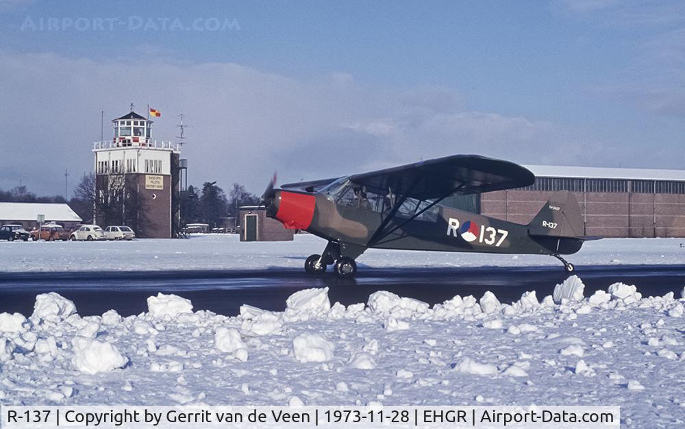 R-137, 1954 Piper L-21B Super Cub (PA-18-135) C/N 18-3827, The 54-2427 taxiing on the northerly taxiway in front of the old ATC-tower during early winter conditions!