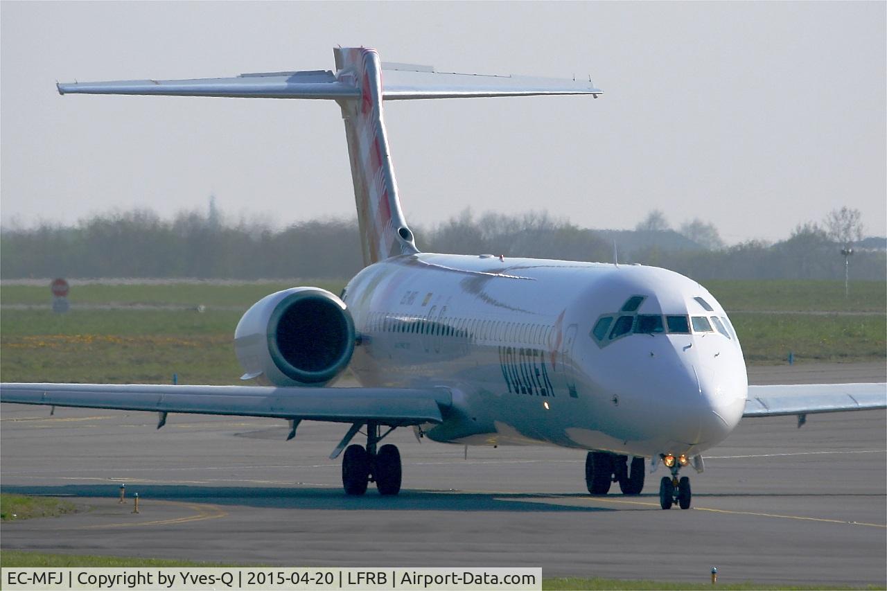 EC-MFJ, 2000 Boeing 717-2CM C/N 55060, Boeing 717-2CM, Taxiing to boarding area, Brest-Bretagne airport (LFRB-BES)