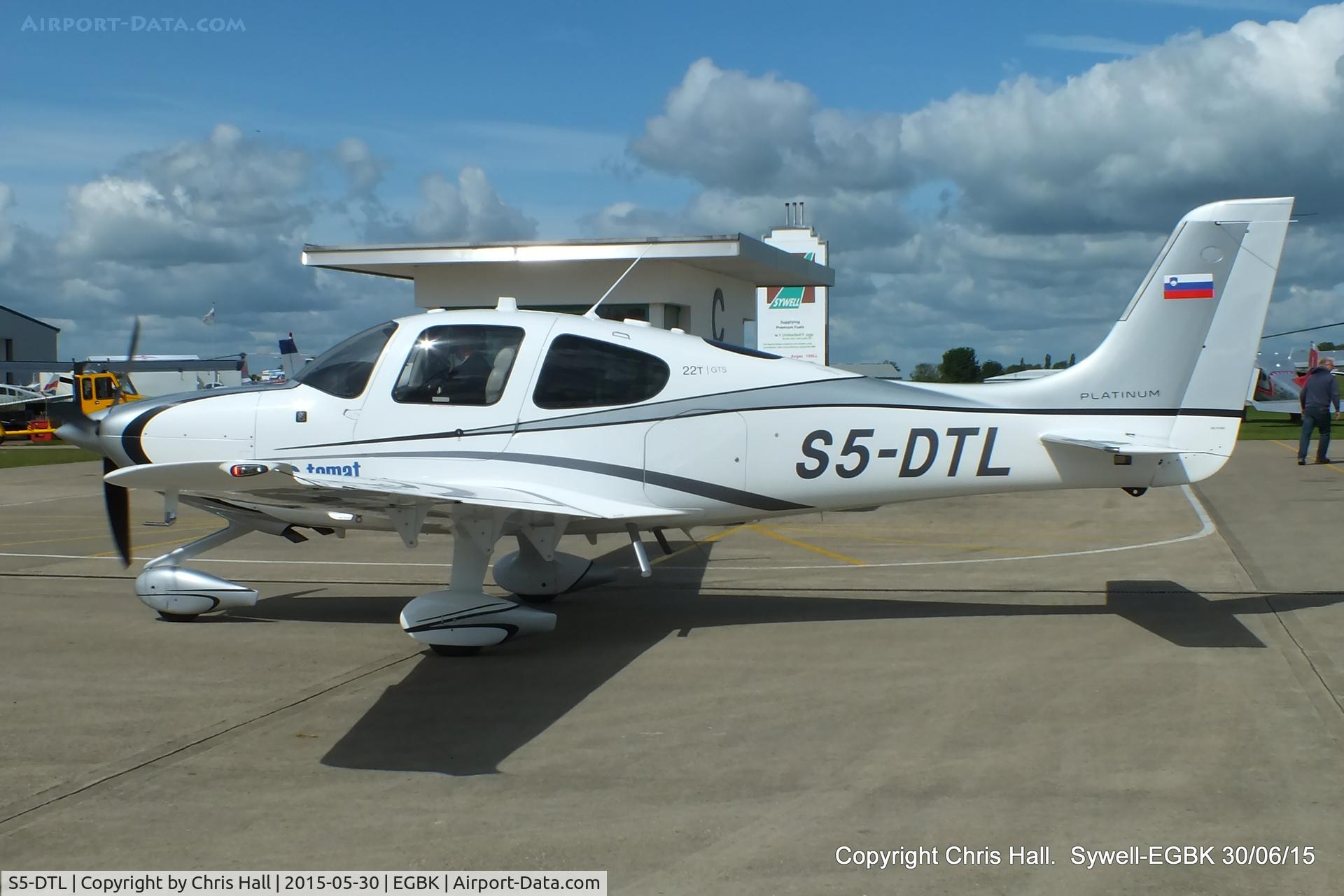 S5-DTL, Cirrus SR22T C/N 0825, at Aeroexpo 2015