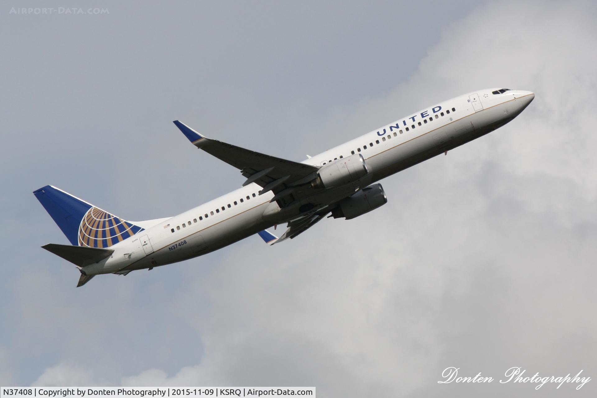 N37408, 2001 Boeing 737-924 C/N 30125, United Flight 1641 (N37408) departs Sarasota-Bradenton International Airport enroute to Chicago-O'Hare International Airport