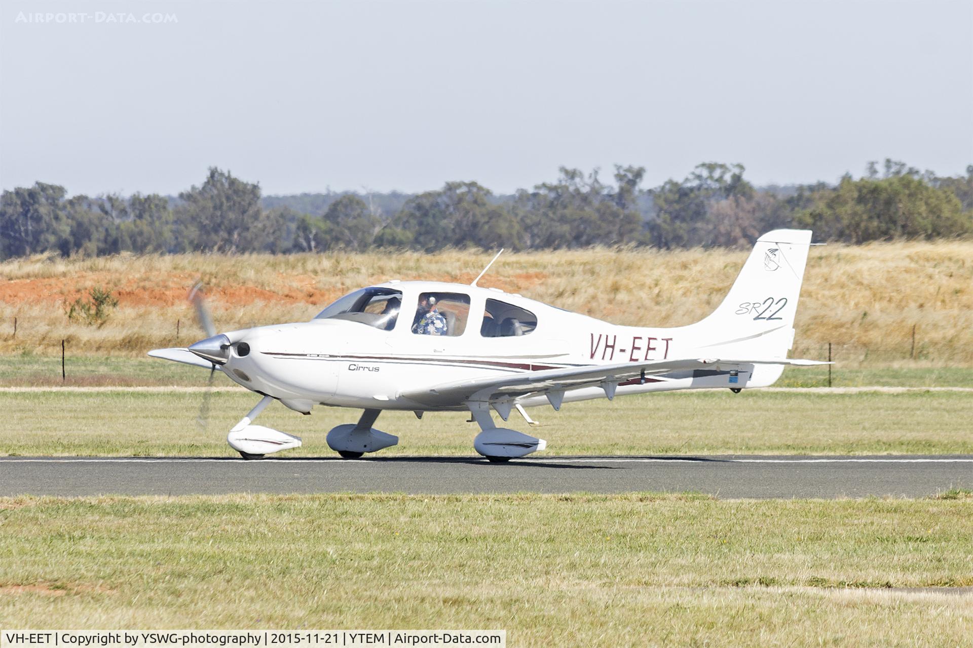 VH-EET, Cirrus SR22 C/N 0076, Cirrus SR22 taxiing at Temora Airport.