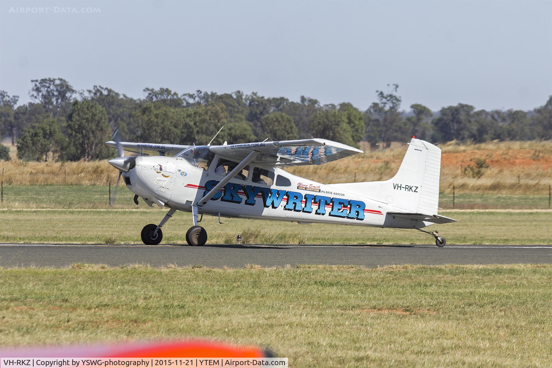 VH-RKZ, 1968 Cessna A185E Skywagon 185 C/N 1851392, Cessna A185E Skywagon (VH-RKZ) taxiing at Temora Airport.