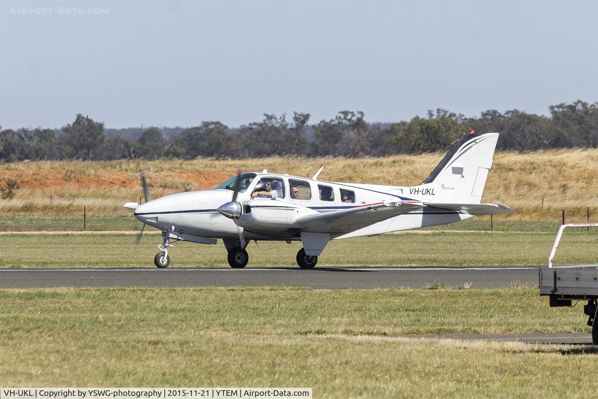 VH-UKL, 1974 Beech 58 Baron C/N TH-470, Beech 58 Baron (VH-UKL) taxiing at Temora Airport.
