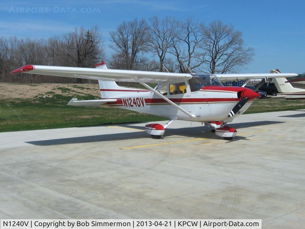 N1240V, 1976 Cessna R172K Hawk XP C/N R1722150, On the ramp at Port Clinton