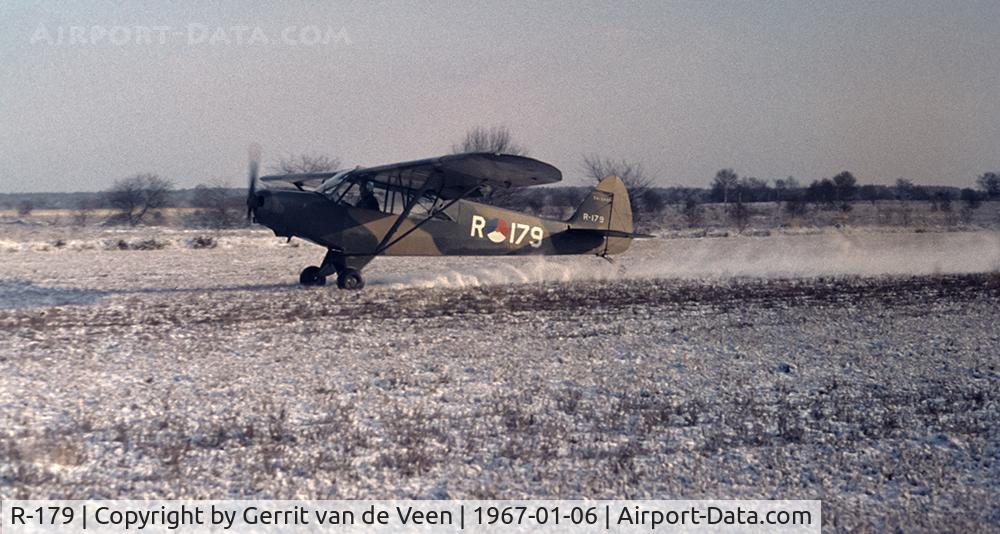 R-179, 1954 Piper L-21B Super Cub (PA-18-135) C/N 18-3869, A wintry take-off from Ermelo LAS
