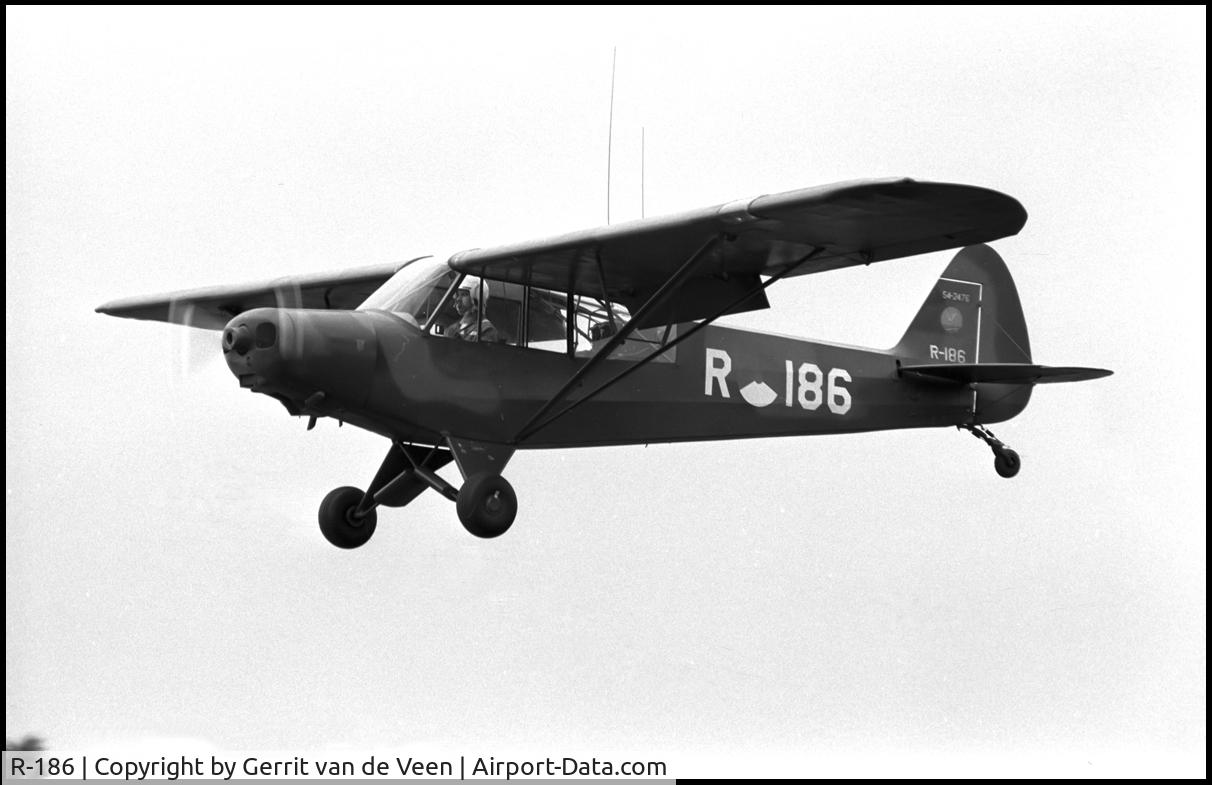 R-186, 1954 Piper L-21B Super Cub (PA-18-135) C/N 18-3876, The 54-2476 landing at Ermelo LAS 1970