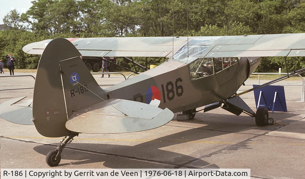 R-186, 1954 Piper L-21B Super Cub (PA-18-135) C/N 18-3876, Last L-21 of the KLu during Open Day Soesterberg 1976. GPLV badge restickered with the 313Sq sticker