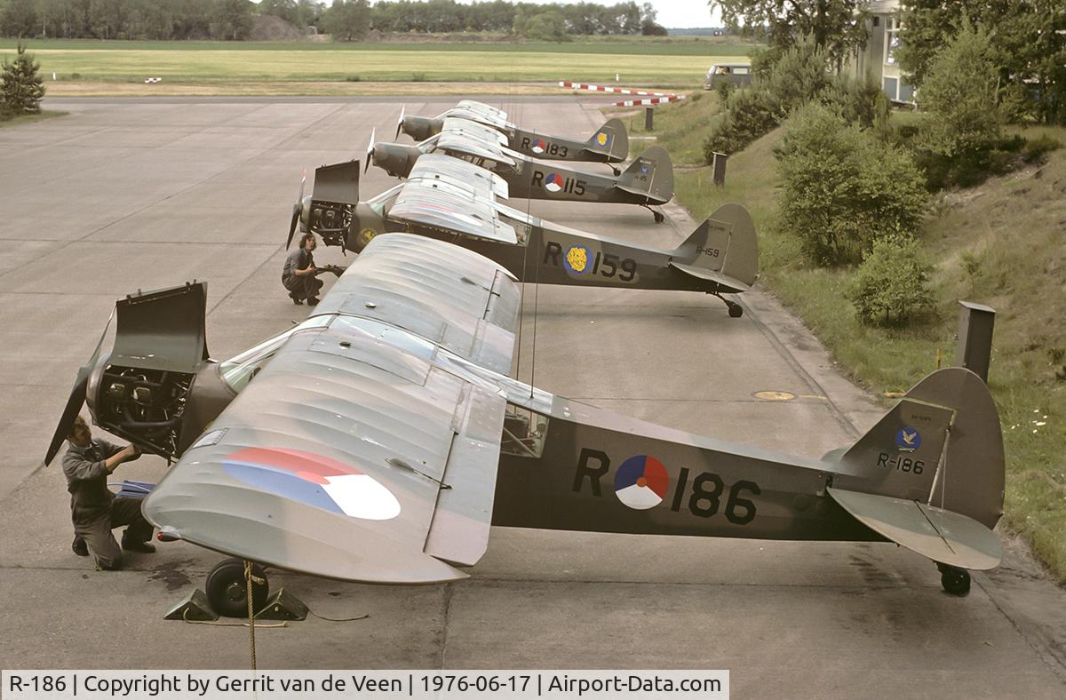R-186, 1954 Piper L-21B Super Cub (PA-18-135) C/N 18-3876, The last four L-21B at Deelen AFB in various outfits.