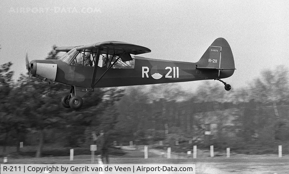 R-211, 1951 Piper L-21A Super Cub (PA-18-125) C/N 18-565, the 51-15679 landing 'rwy 18' Ermelo LAS, belonging to the EVO>orange nose 1970
