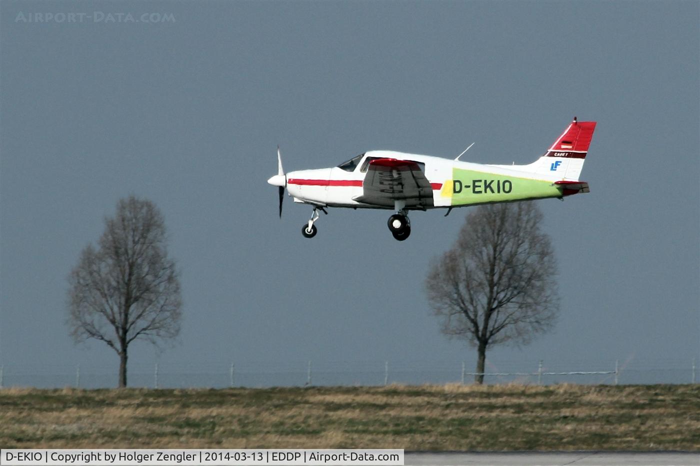 D-EKIO, Piper PA-28-161 Cadet C/N 28-41171, Low approach on rwy 26R....