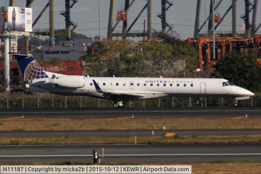 N11187, 2005 Embraer ERJ-145XR (EMB-145XR) C/N 14500927, Taxiing