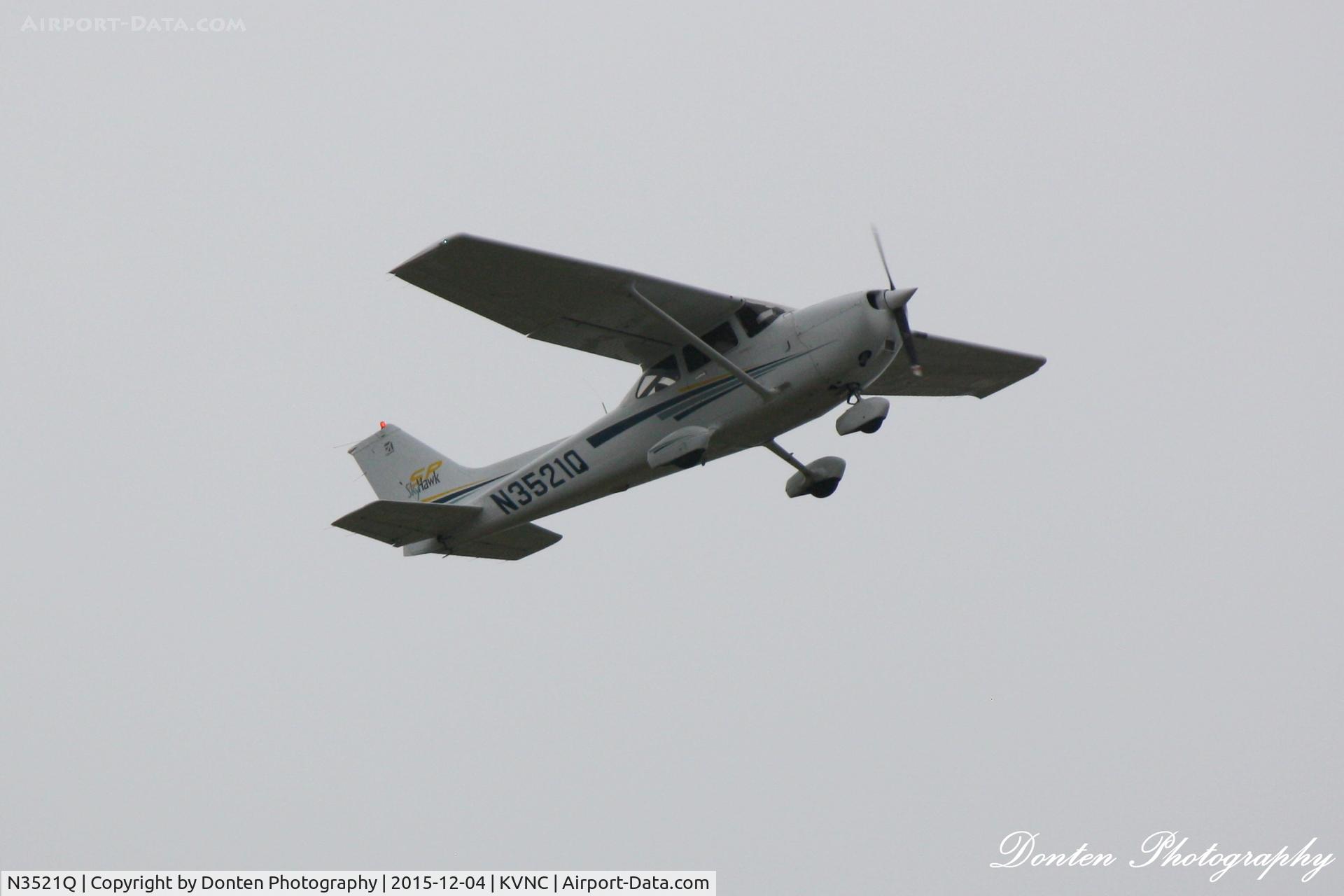 N3521Q, Cessna 172S C/N 172S8847, Cessna Skyhawk (N3521Q) departs Venice Municipal Airport