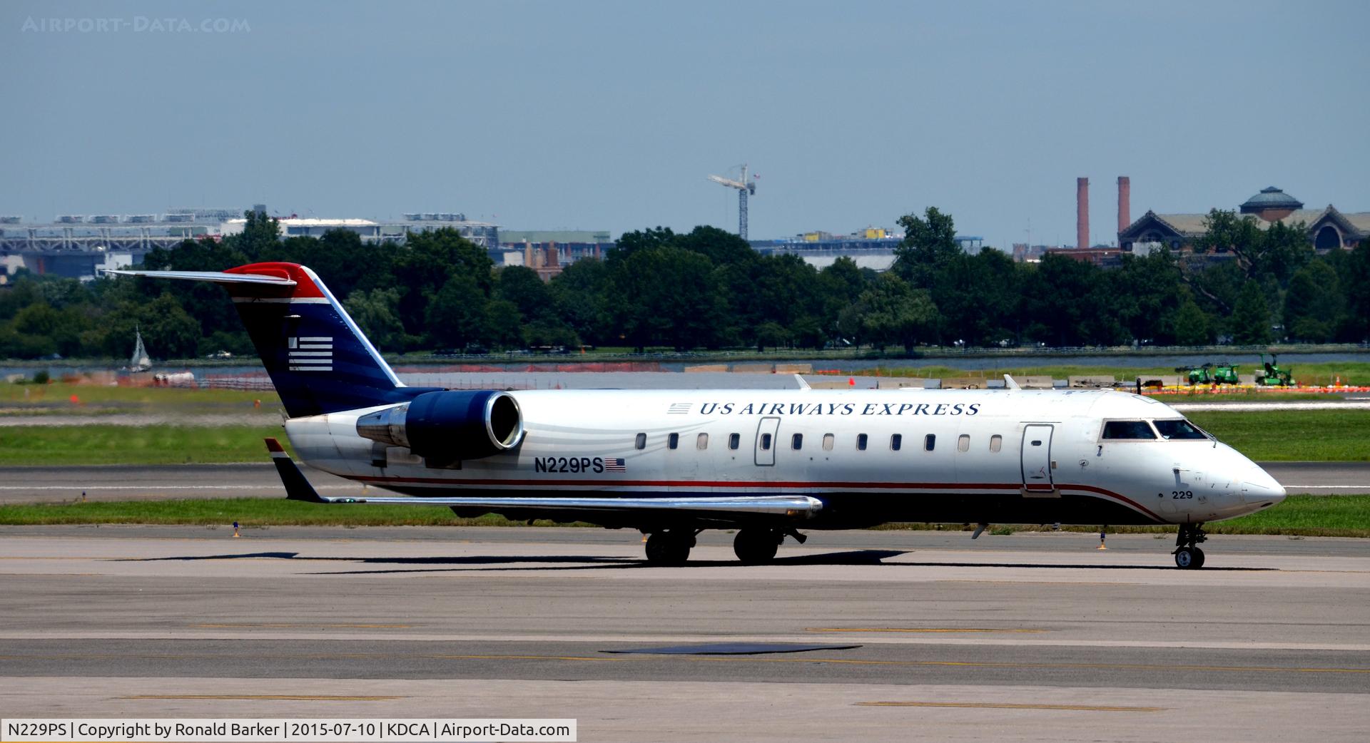 N229PS, 2004 Bombardier CRJ-200ER (CL-600-2B19) C/N 7898, Taxi National