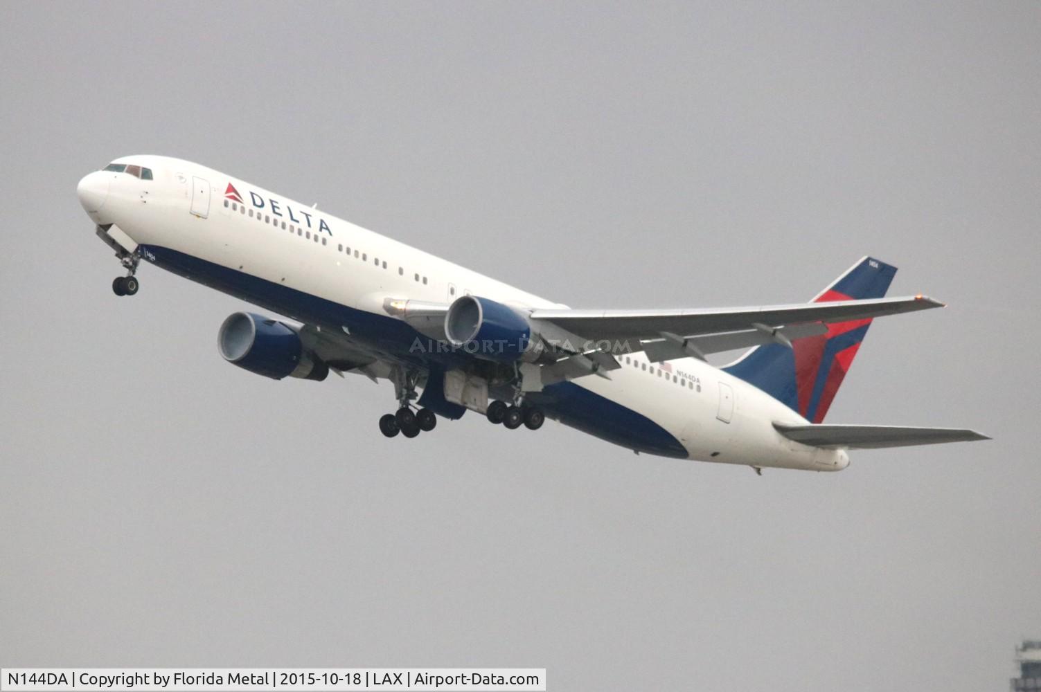 N144DA, 1999 Boeing 767-332 C/N 27584, Delta 767-300