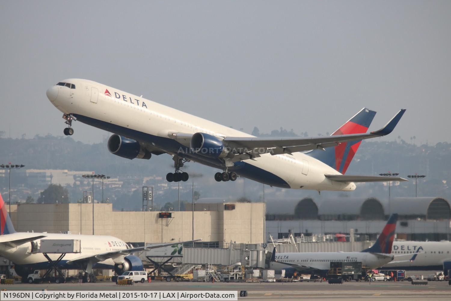 N196DN, 1997 Boeing 767-332 C/N 28453, Delta