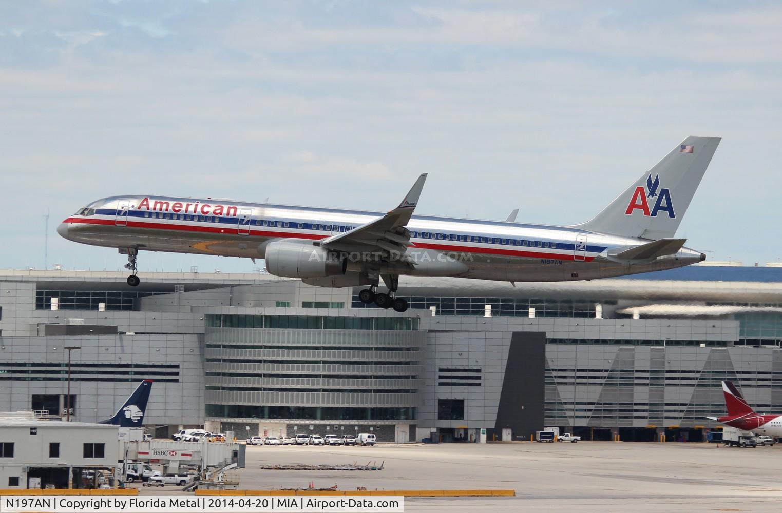 N197AN, 2001 Boeing 757-223 C/N 32391/988, American