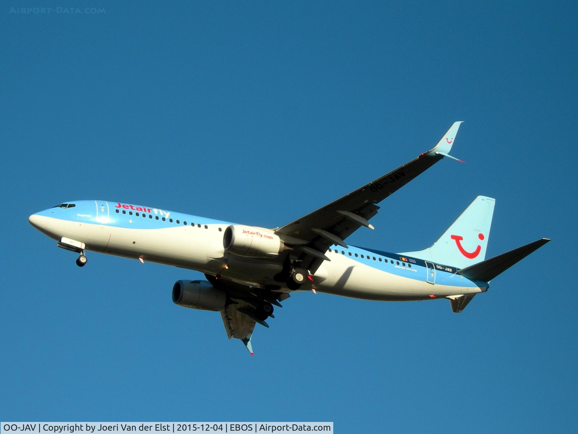OO-JAV, 2013 Boeing 737-8K5 C/N 40943, Moments before touchdown Rwy26