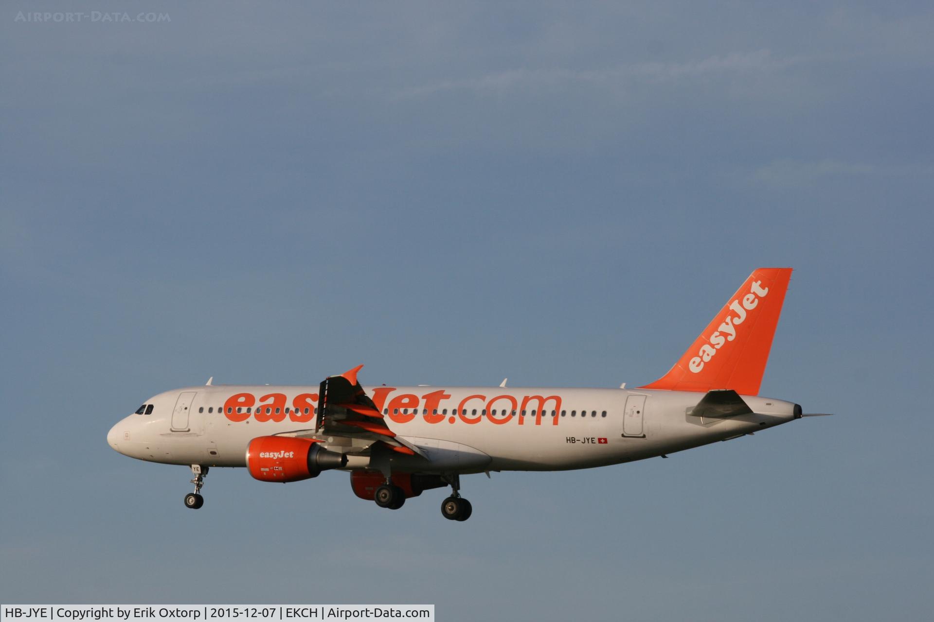 HB-JYE, 2009 Airbus A320-214 C/N 4006, HB-JYE about to land rw 22L
